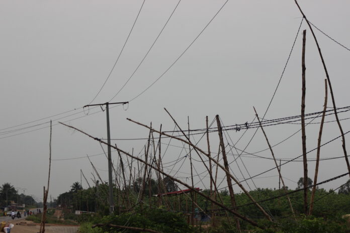 Branchements anarchiques des lignes électriques à Djagblé | Photo : Avril 2023 Y. Mensah Agbenou © icilome
