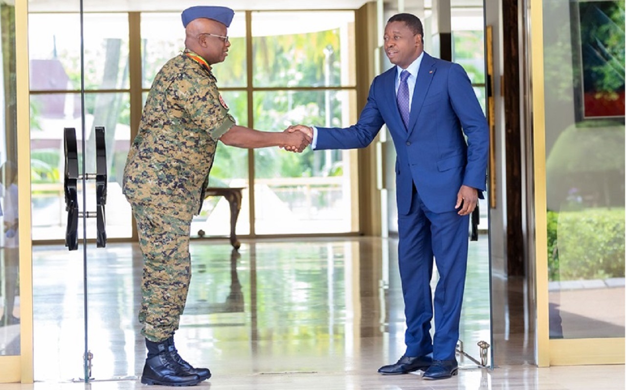 Togo- Faure Gnassingbé a reçu le chef d’Etat-major des FAT sortant, admis à la retraite et le nouveau