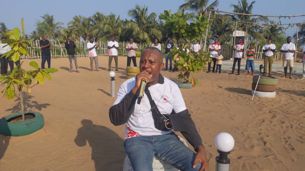 Togo – Du côté de l’humanité » : les volontaires de la Croix-Rouge Togolaise unis à la plage à Lomé