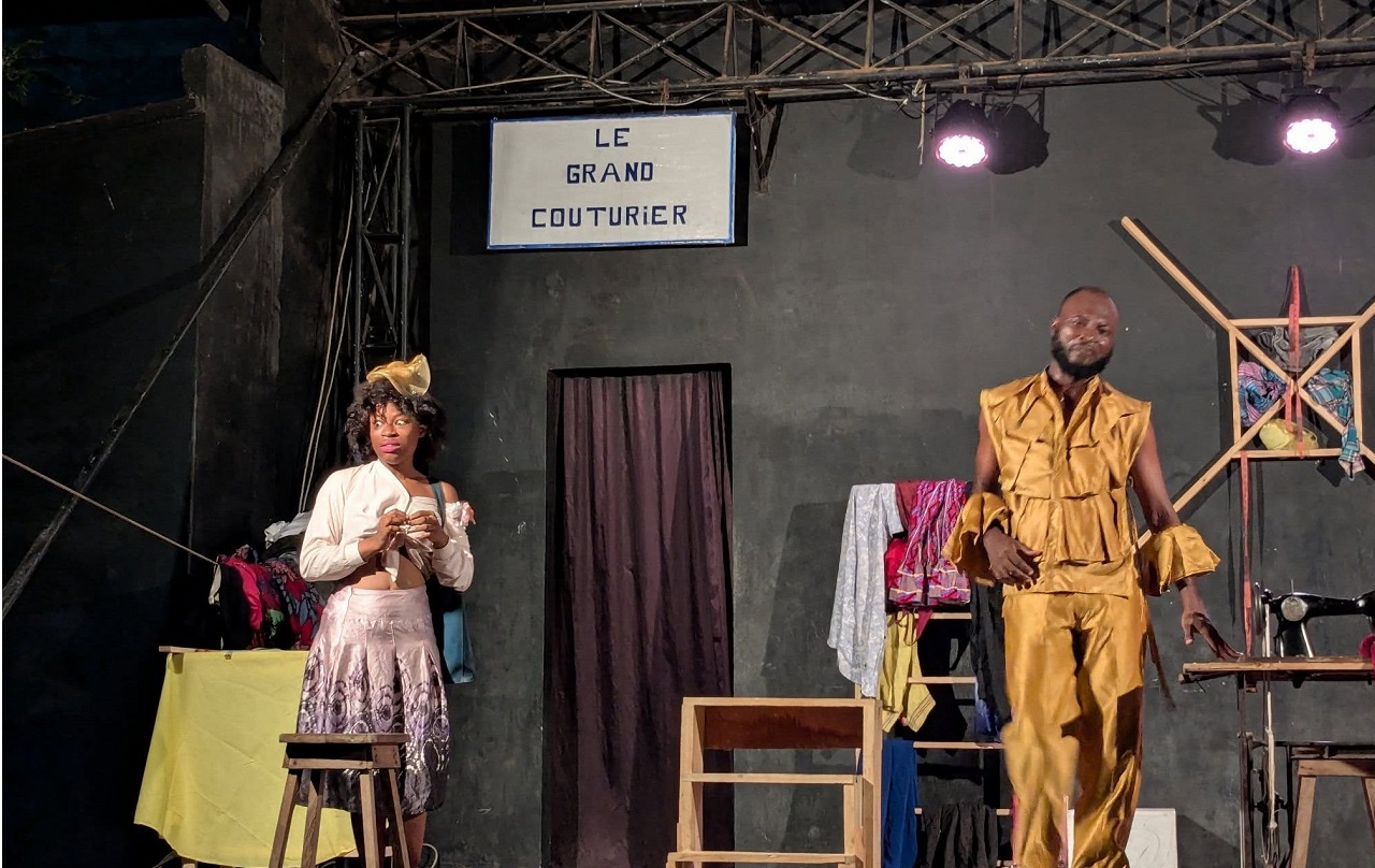 Théâtre – « Les Habits neufs de Francesco » : Entre humour, sensualité et machine à coudre